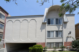328 S Elm Dr in Beverly Hills, CA - Foto de edificio - Building Photo