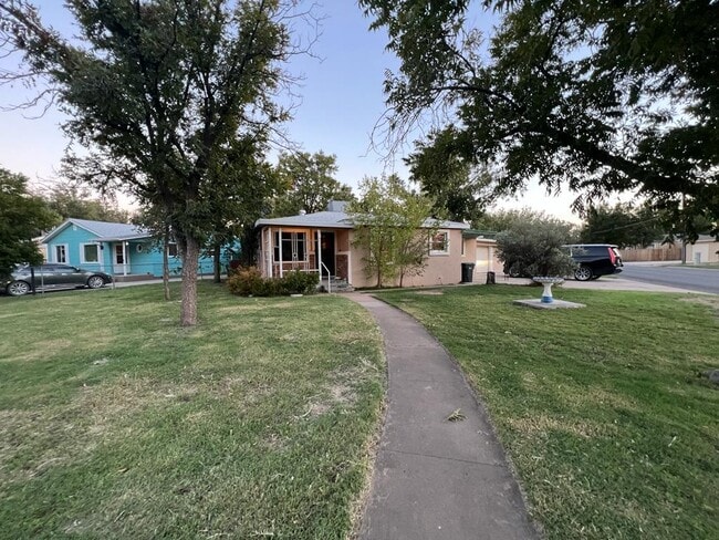 301 Ferndale St in Carlsbad, NM - Building Photo - Building Photo