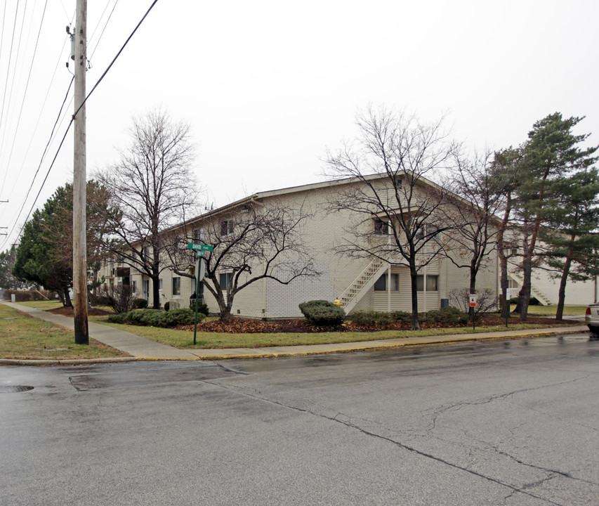 Courtland Square Condominiums in Des Plaines, IL - Building Photo