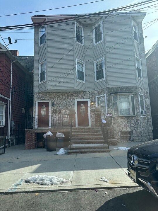 18 Britton St in Jersey City, NJ - Building Photo