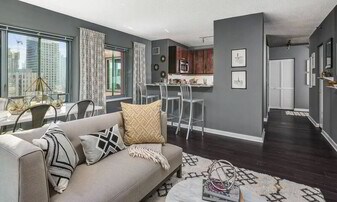 105 W Chestnut St, Unit 2103 in Chicago, IL - Building Photo