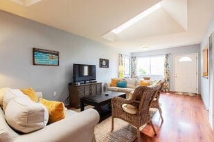 549 San Dieguito Dr in Encinitas, CA - Building Photo