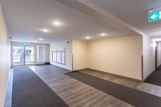 Maple Crest Place in Edmonton, AB - Building Photo - Lobby