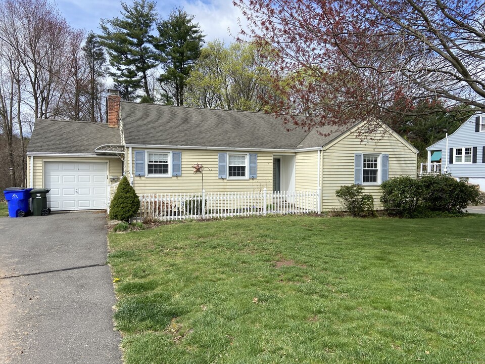 41 Briarwood Rd in West Hartford, CT - Building Photo