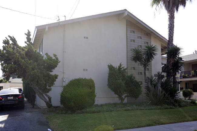 15562 S Pasadena Ave in Tustin, CA - Foto de edificio - Building Photo