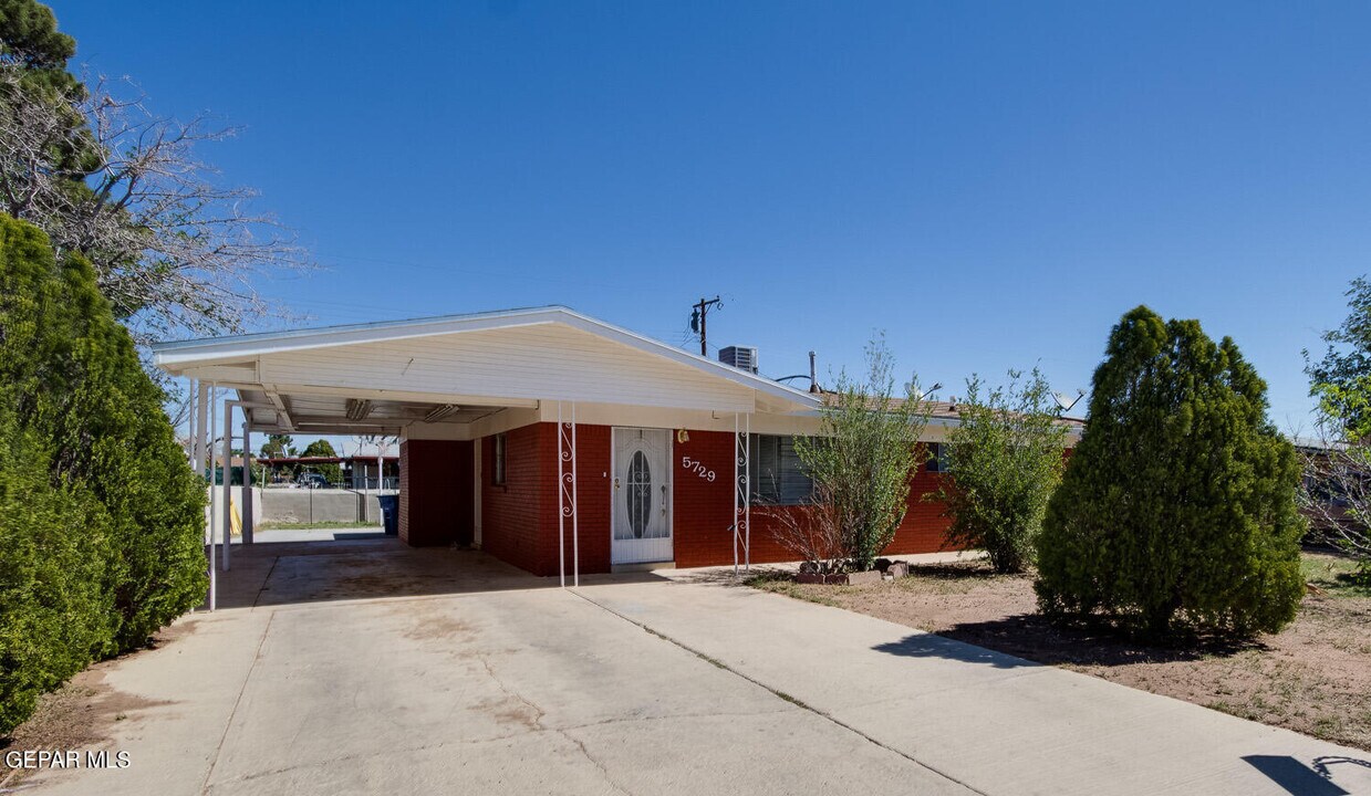 5729 Waldorf Dr in El Paso, TX - Building Photo