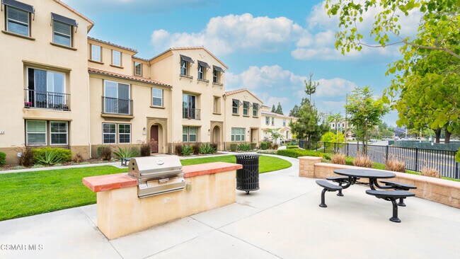 5057 Robles St in Camarillo, CA - Building Photo - Building Photo