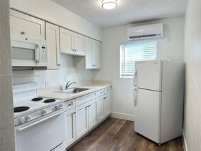 1821 Thomas St in Hollywood, FL - Building Photo - Building Photo
