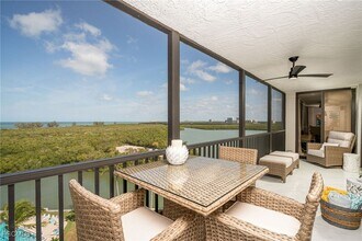 17 Bluebill Ave in Naples, FL - Foto de edificio - Building Photo