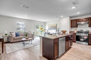 6534 Sweetbay Ln, Unit 201 in Jacksonville, FL - Building Photo