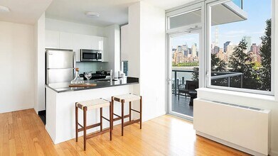 4540 Center Blvd in Queens, NY - Building Photo - Building Photo