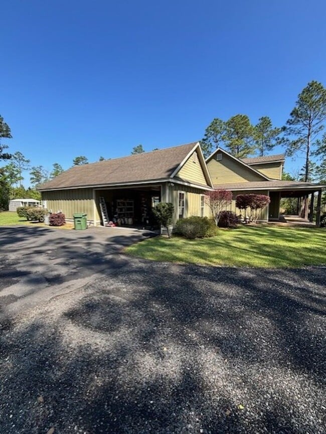 635 WALTON Way Dr in Nashville, GA - Building Photo - Building Photo