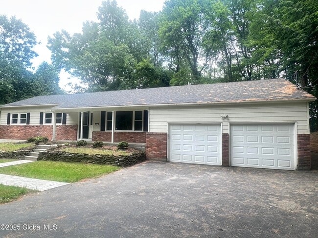 8 Hill Dr in Ballston Lake, NY - Building Photo - Building Photo