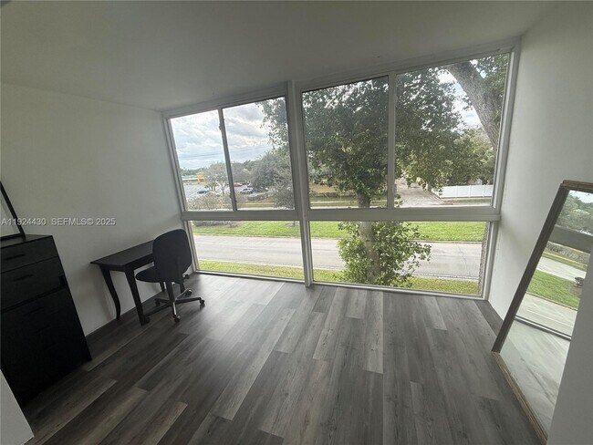 1000 Country Club Dr in Margate, FL - Building Photo - Building Photo