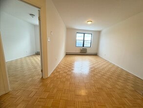 1829 26th Ave, Unit 3 in Astoria, NY - Foto de edificio - Building Photo