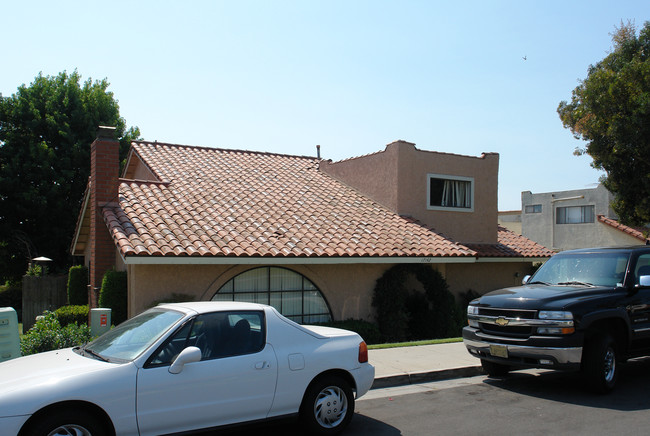 Harbor Bluffs Apartments in Huntington Beach, CA - Building Photo - Building Photo