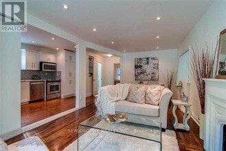 827 Kingston Rd in Toronto, ON - Building Photo - Building Photo