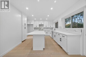 19 Candis Dr in Toronto, ON - Building Photo - Building Photo
