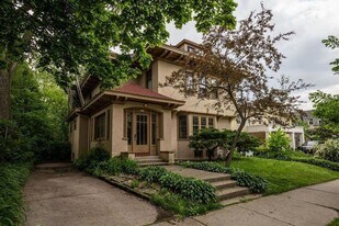 2119 E Kenilworth Pl in Milwaukee, WI - Building Photo