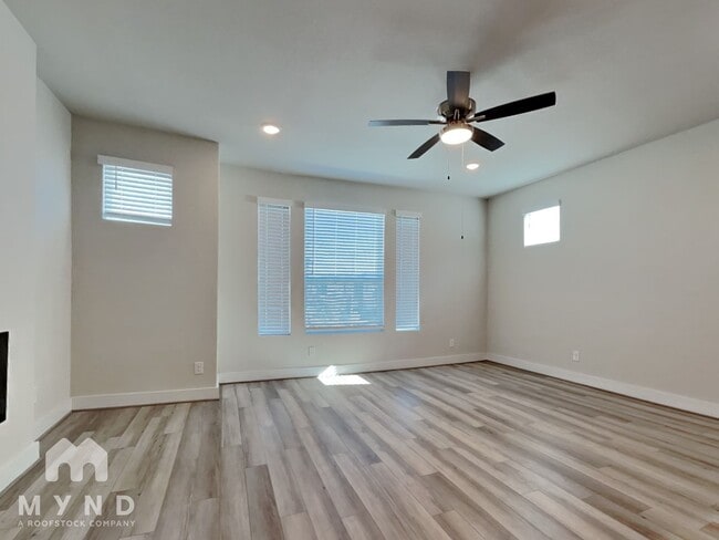 8851 Oakland Rd in San Antonio, TX - Foto de edificio - Building Photo