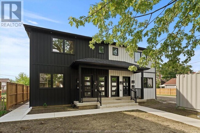 856 UNIVERSITY in Windsor, ON - Building Photo - Building Photo