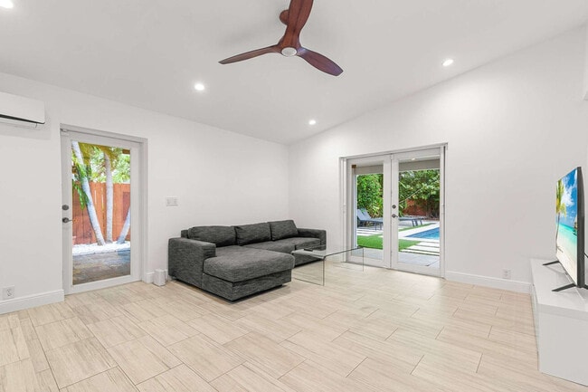 443 NE 71st St in Miami, FL - Building Photo - Building Photo