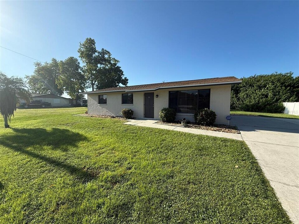 581 Grove Ave NW in Port Charlotte, FL - Building Photo