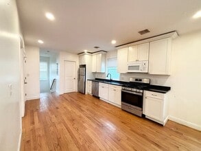 156 Bow St, Unit 2 in Everett, MA - Foto de edificio - Building Photo