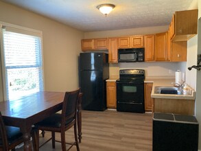 220 Larchwood Dr in Simpsonville, SC - Building Photo - Building Photo