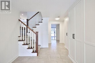 482 Anthony Dr in Oakville, ON - Building Photo - Building Photo