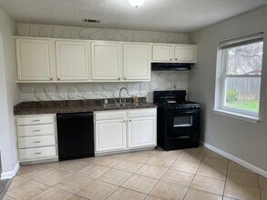 1008 Sharon Dr in Jeffersonville, IN - Building Photo - Building Photo