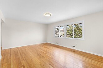689 9th St in Secaucus, NJ - Building Photo - Building Photo
