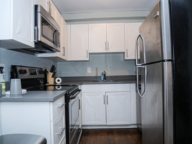 41 Carlton St, Unit 9 in Brookline, MA - Foto de edificio - Building Photo