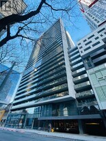 330 Richmond St W in Toronto, ON - Building Photo