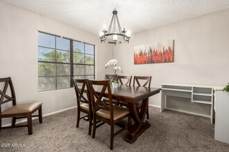 6885 E Cochise Rd in Paradise Valley, AZ - Foto de edificio - Building Photo