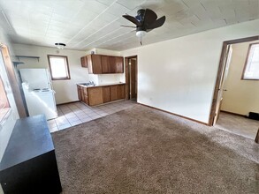 421 E 9th Ave in Mitchell, SD - Building Photo - Building Photo