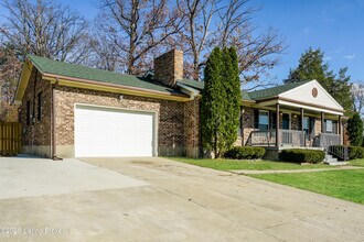 501 Candlelight Ln in Louisville, KY - Building Photo - Building Photo