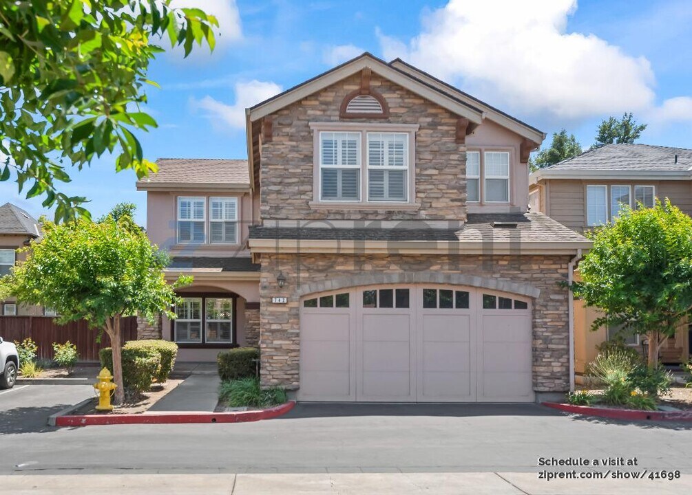 742 Creekside Ct in Gilroy, CA - Building Photo