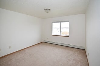 Hillcrest Apartments in St. Cloud, MN - Building Photo - Building Photo