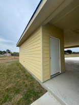 212 CR 2020 in Pearsall, TX - Foto de edificio - Building Photo