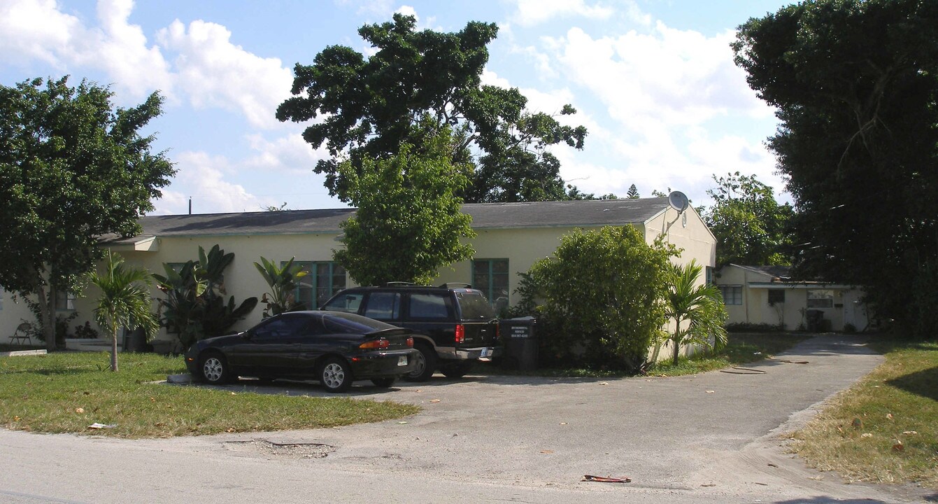 2420 Lincoln St in Hollywood, FL - Building Photo