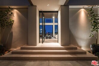 9405 Sierra Mar Pl in Los Angeles, CA - Building Photo - Building Photo