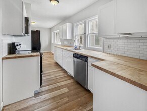 729 Crescent St NE in Grand Rapids, MI - Building Photo - Building Photo
