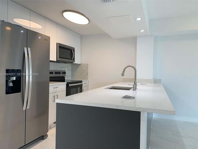 2980 Point E Dr in Aventura, FL - Building Photo - Building Photo