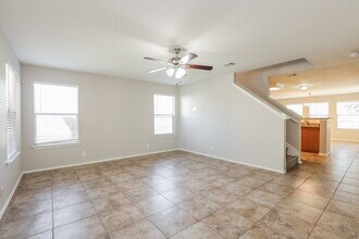 6734 Benke Farm in San Antonio, TX - Foto de edificio - Building Photo