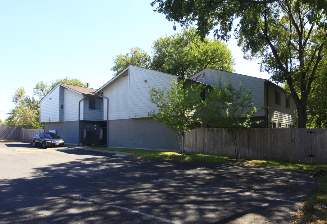 Polaris Townhomes in Austin, TX - Foto de edificio