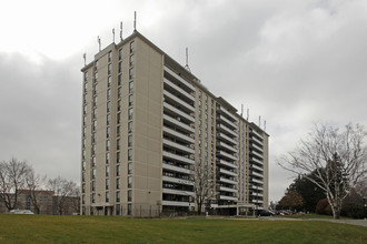 Bayview Square Apartments in Toronto, ON - Building Photo - Building Photo