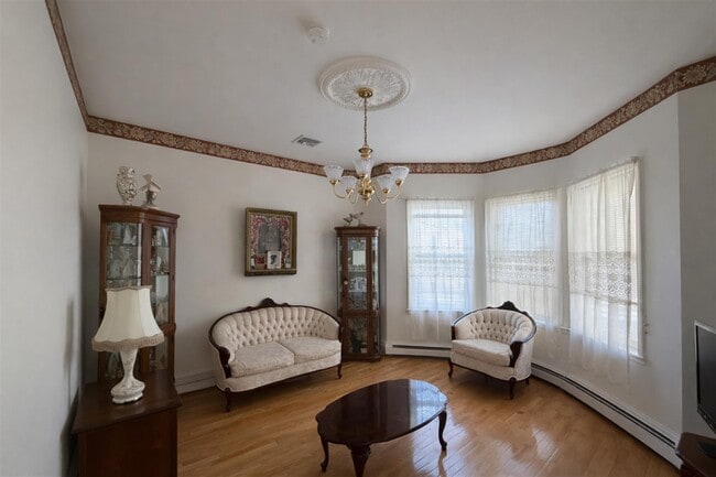 107 2nd St, Unit 1 in Cambridge, MA - Foto de edificio - Building Photo