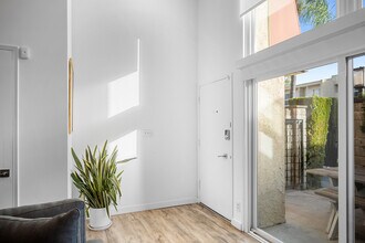 5435 Yarmouth Ave in Encino, CA - Foto de edificio - Building Photo