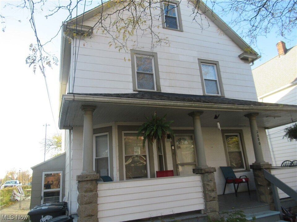 2080 Halstead Ave, Unit 2 in Lakewood, OH - Building Photo